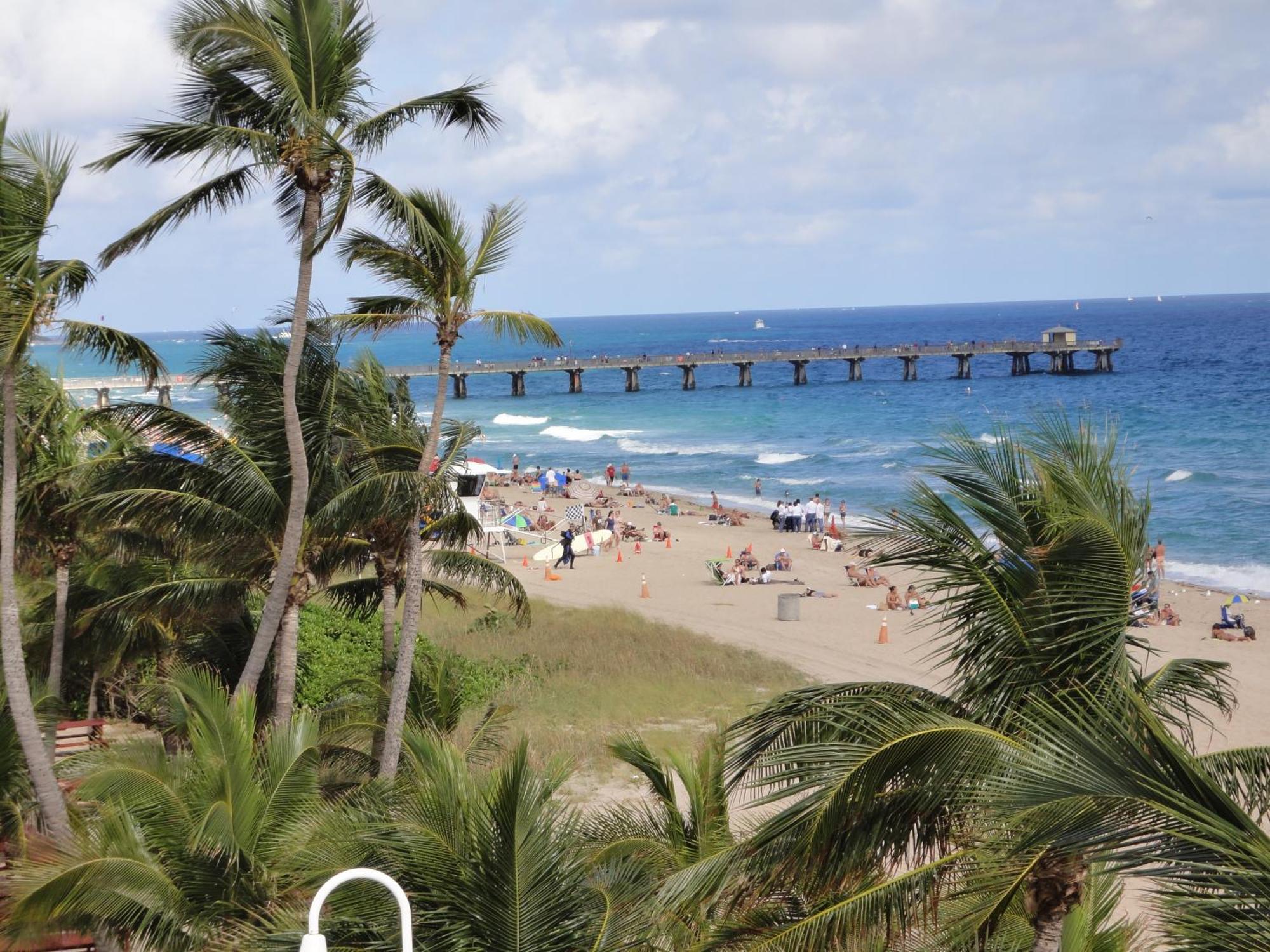 Oceans Beach Resort & Suites Pompano Beach Exterior photo