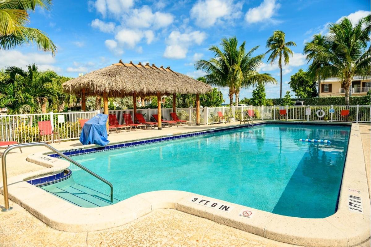 Oceans Beach Resort & Suites Pompano Beach Exterior photo